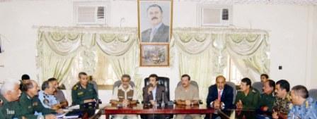 المصري لدى لقائه قادة الأجهزة الأمنية بلحج أمس